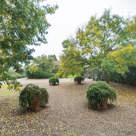 בית נופש Quaint Mansion In With Garden *