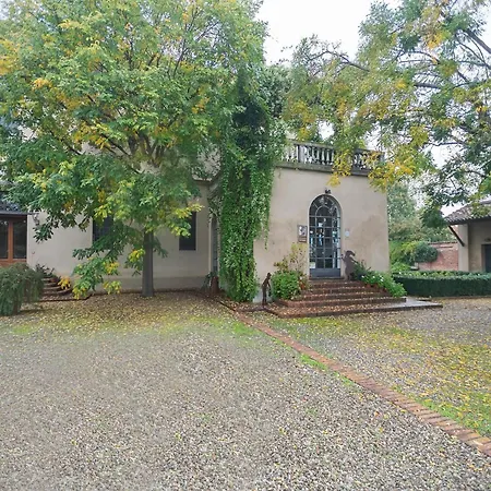 Quaint Mansion In With Garden *